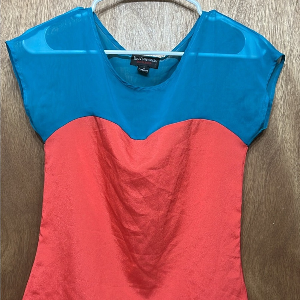 Fitted Blue and Red Blouse with Clean Lines